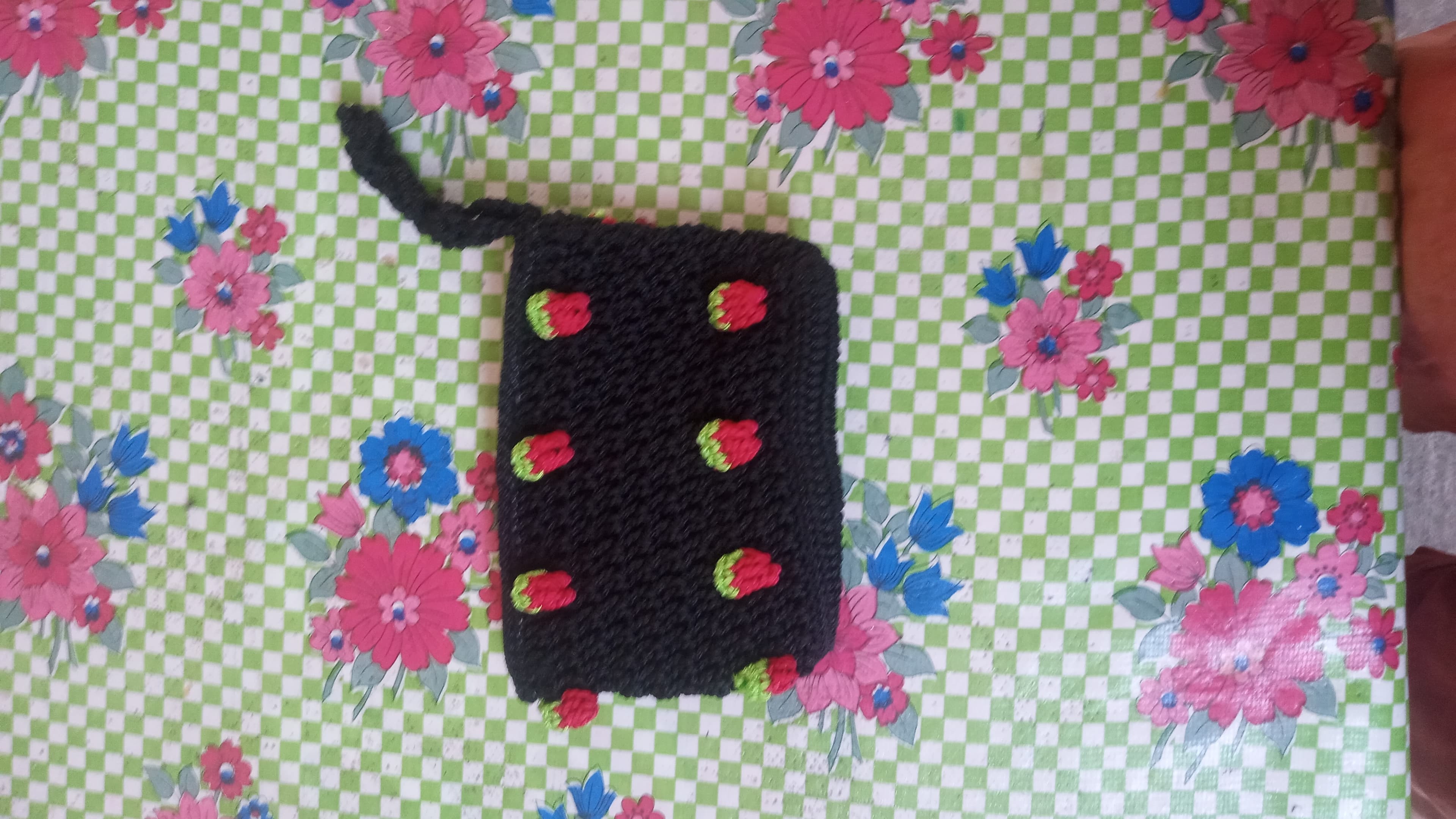 Monedero tejido a crochet con fresas