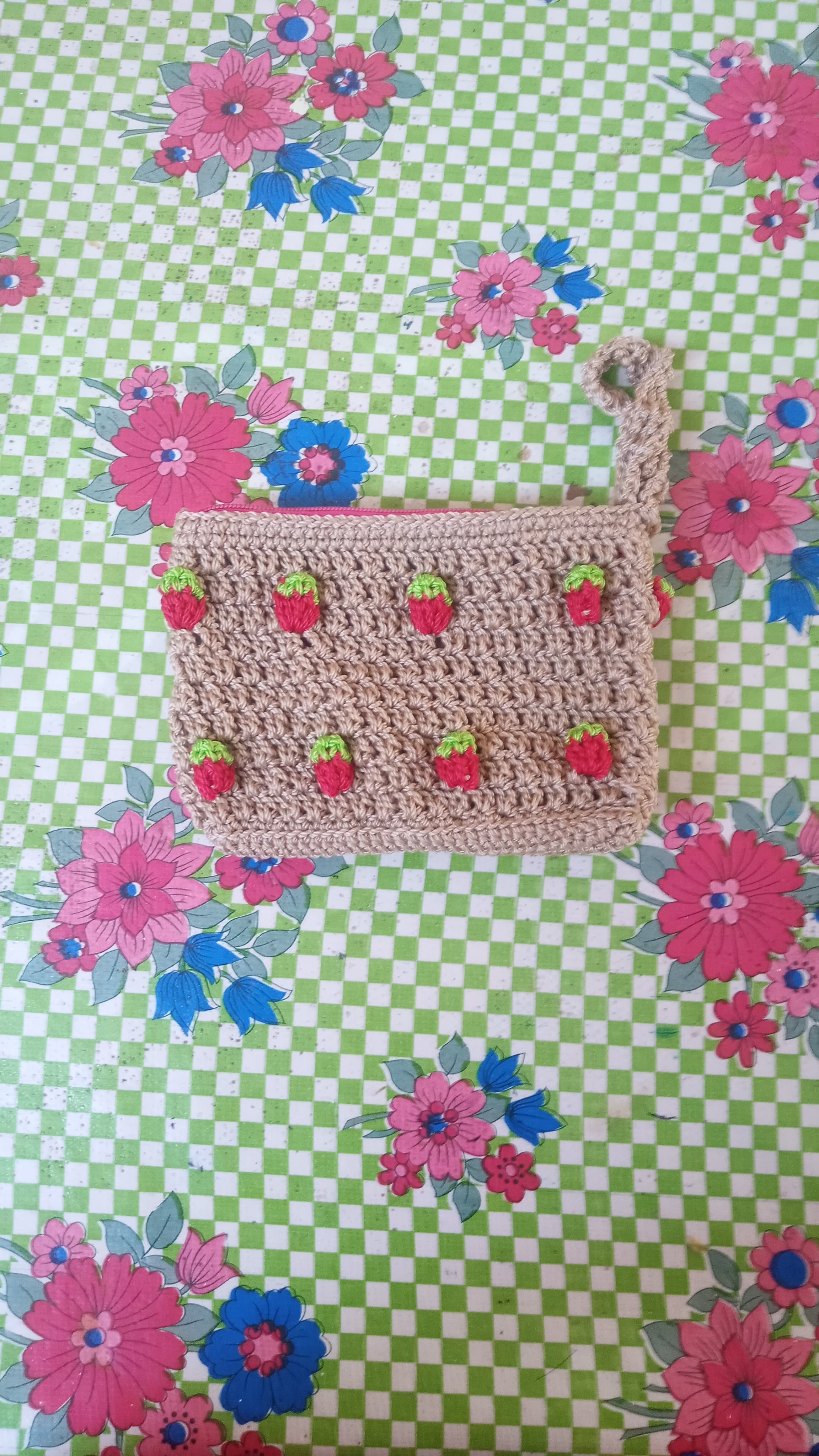 Bolsa de mano tejida a crochet con fresas