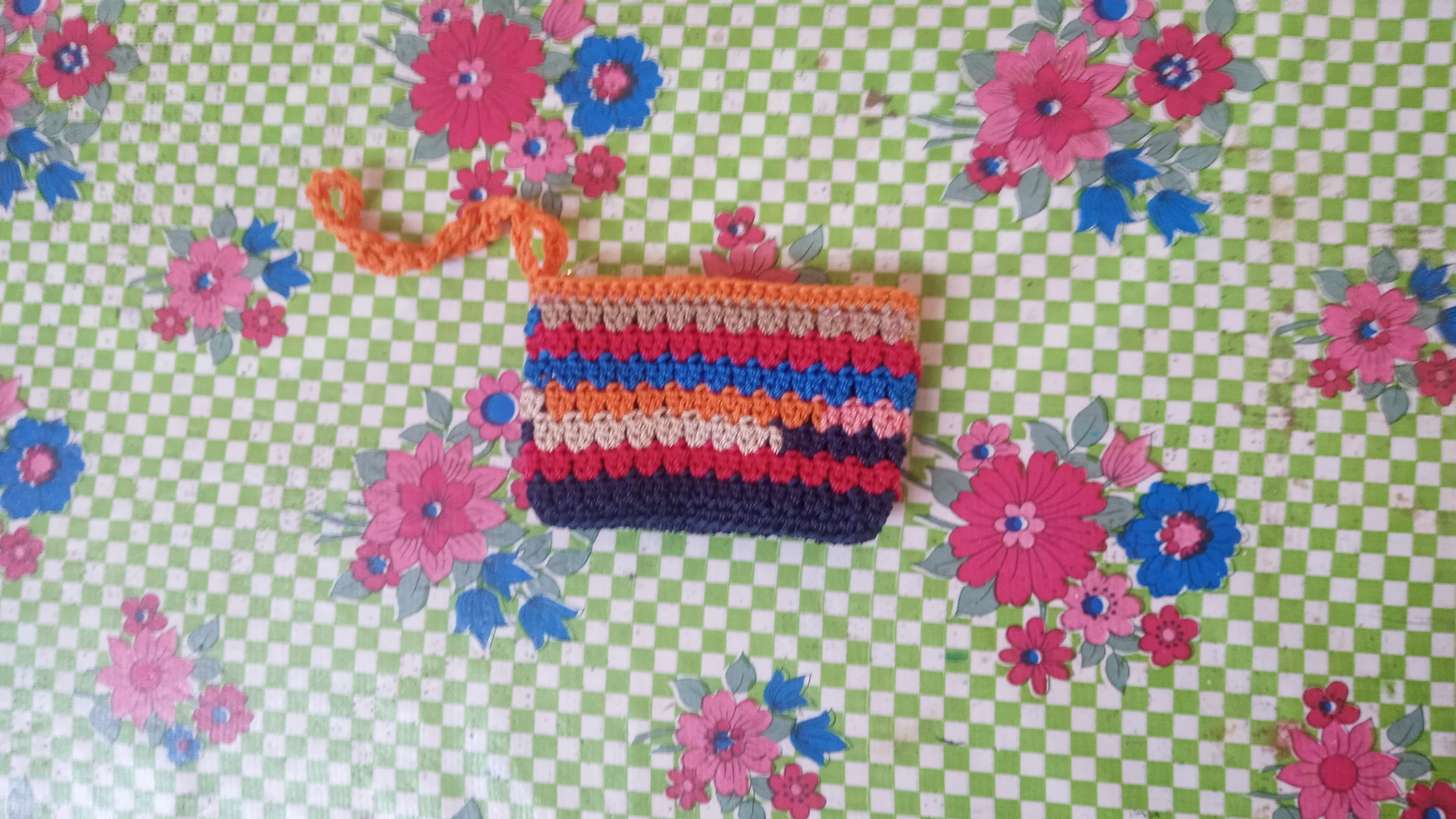 Monedero tejido a crochet con rayas multicolor