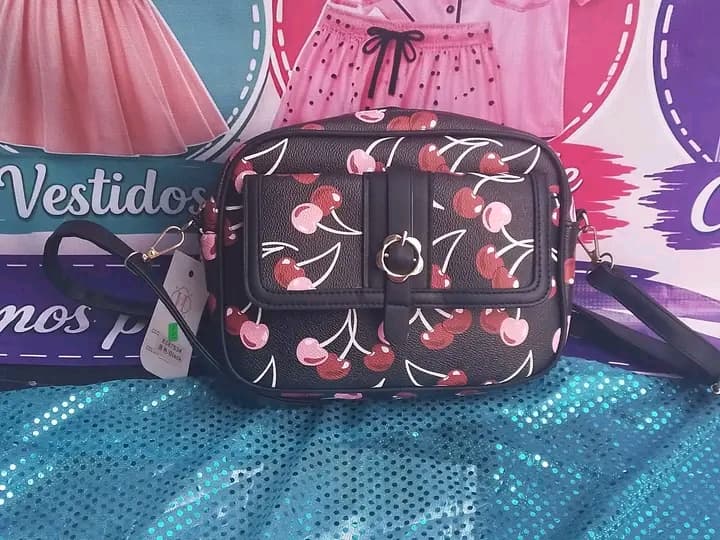 Bolsa crossbody negra con estampado de cerezas