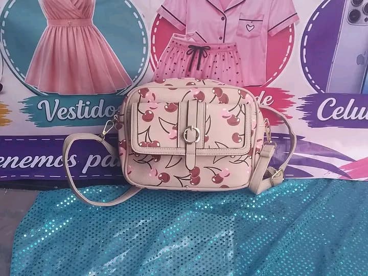 Bolsa crossbody rosa con estampado de cerezas